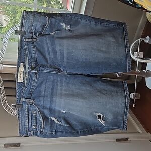 TORRID DISTRESS BERMUDA JEANS SHORT SIZE 26